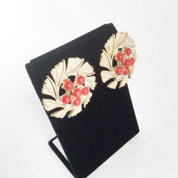 Enameled Flowers Clip On Earrings White Petals Red Beads Retro Fashion Earrings - Picture 2 of 6